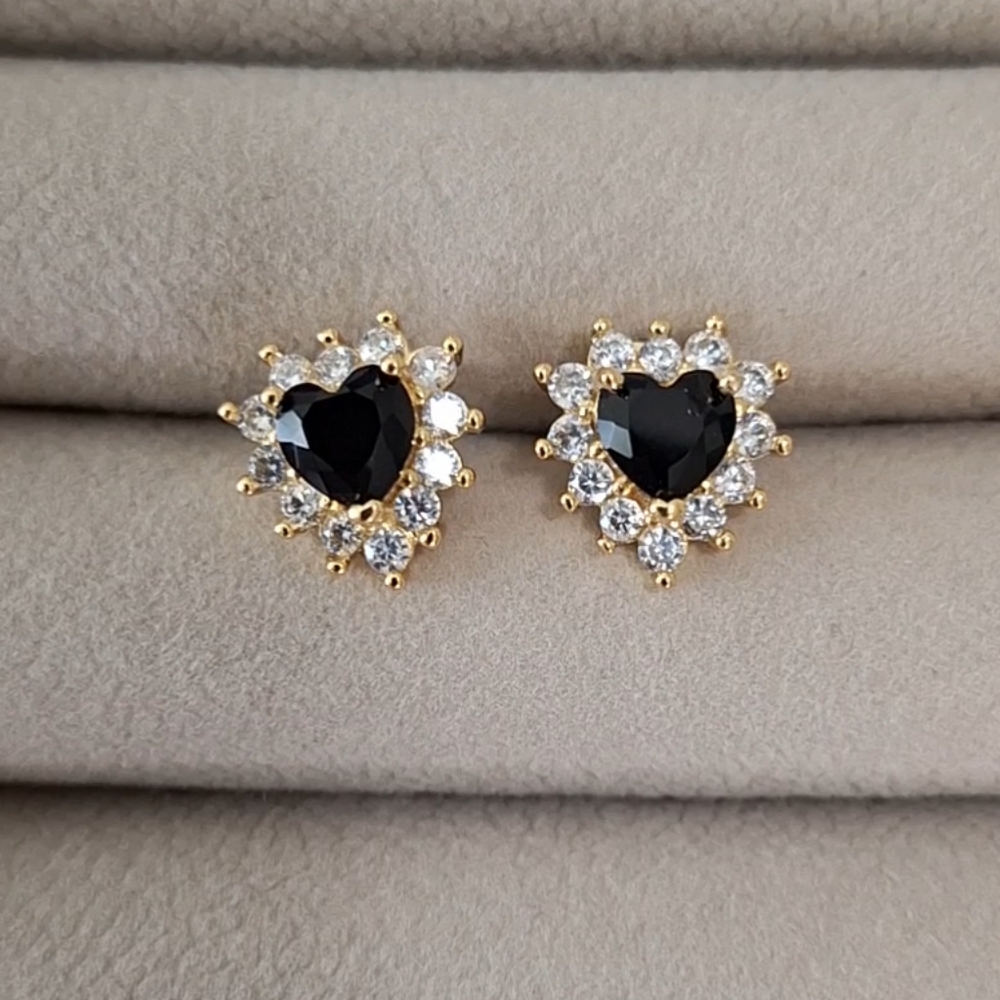 Black onyx Hearts stud earrings